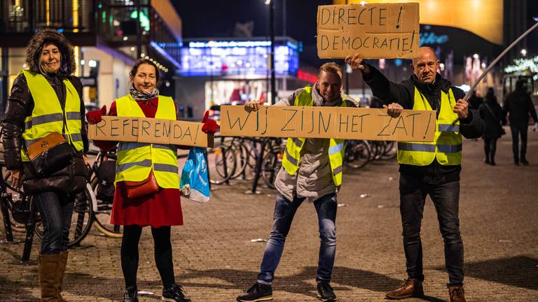Vier Nederlandse 'gele hesjes' protesteerden in Tilburg. (Foto: Jack Brekelmans)