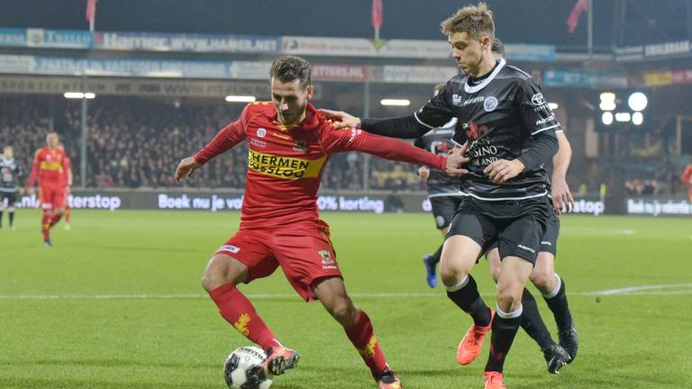 Leo Vaisanen (rechts, FC Den Bosch) in duel met Paco van Moorsel. (Foto: Orange Pictures)