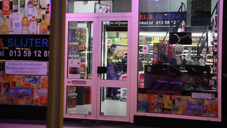 De politie doet onderzoek in de avondwinkel. (Foto: Erik Haverhals/FPMB)