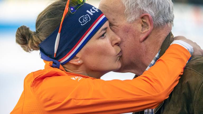 Ireen Wüst met haar vader, na de gouden rit. Foto: OrangePictures.