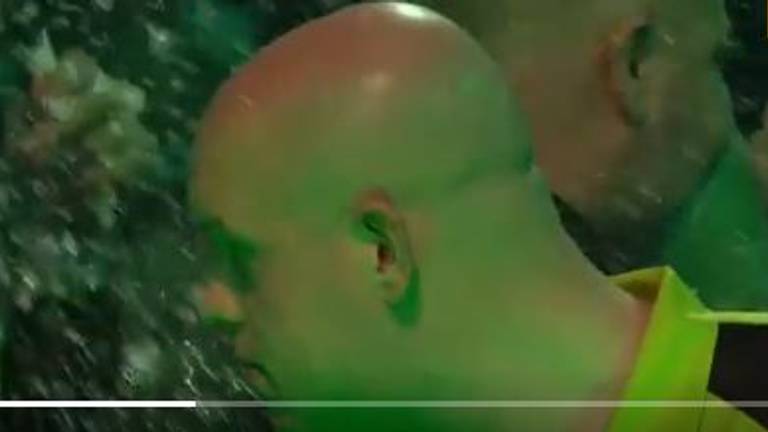 Michael van Gerwen krijgt een bierdouche.