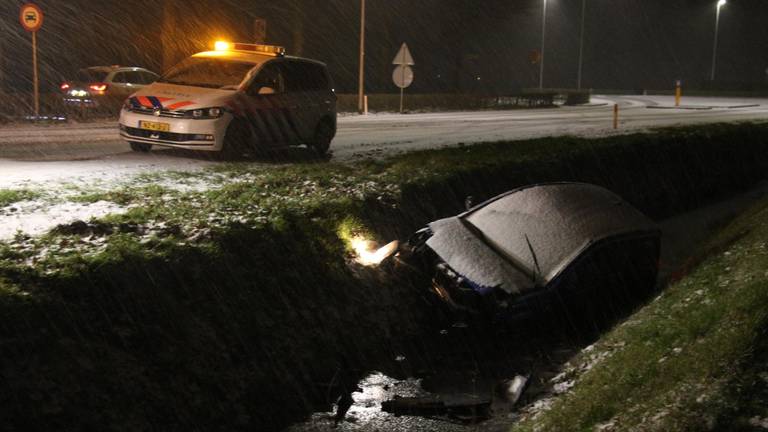 In Dongen schoof een auto de sloot in. (Foto: Jeroen Stuve)
