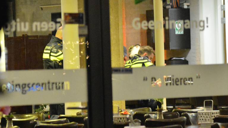 De politie doet onderzoek in het ontmoetingscentrum. (Foto: Perry Roovers)