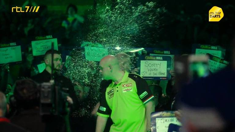 Van Gerwen krijgt de volle laag. (Foto: twitter RTL7darts)