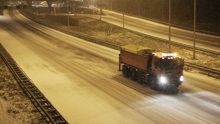 Strooiauto op de A67 (Foto: Hans van Hamersveld)
