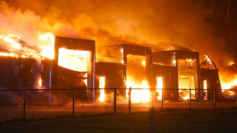 Het vuur verwoestte de loods. (Foto: Gabor Heeres/SQ Vision)