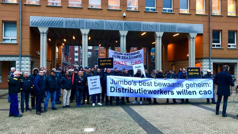 Jumbo DC-medewerkers voor de rechtbank in Den Bosch (foto: Raoul Cartens)