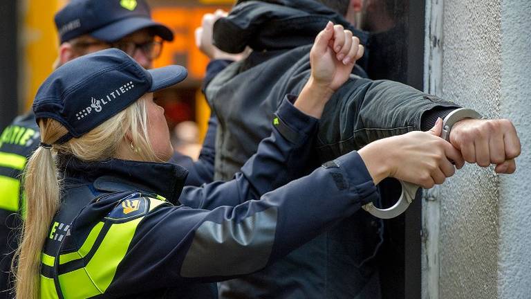 De agressieve bewoner bedreigde ambulancepersoneel en de vrouwelijke bewoner van een pand aan de Lokert in Heeze. (Foto: politie)