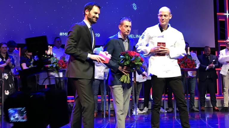 Thijs Berkers (rechts) van Oonivoo ontvangt de nieuwe restaurantgids voor 2019 van Michelin (Foto: Robèrt Cooijmans)