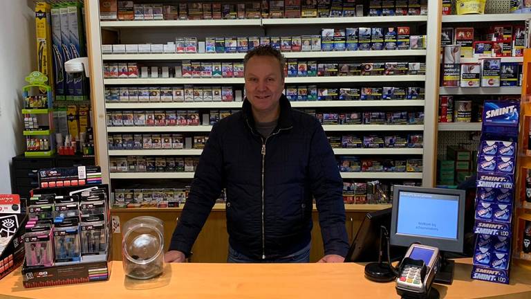 Walter Haerkens in zijn eigen tankstation.