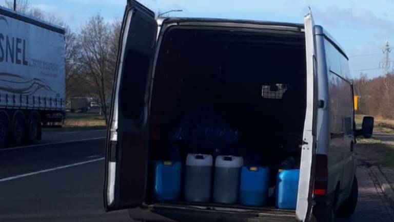In het busje werden chemische stoffen gevonden (Foto: Politie).