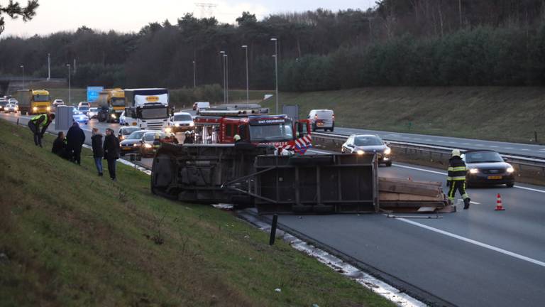 De gekantelde bus met aanhanger zorgt voor zes kilometer file op de A50 tussen Son en Sint Oedenrode (Foto: Sander van Gils)