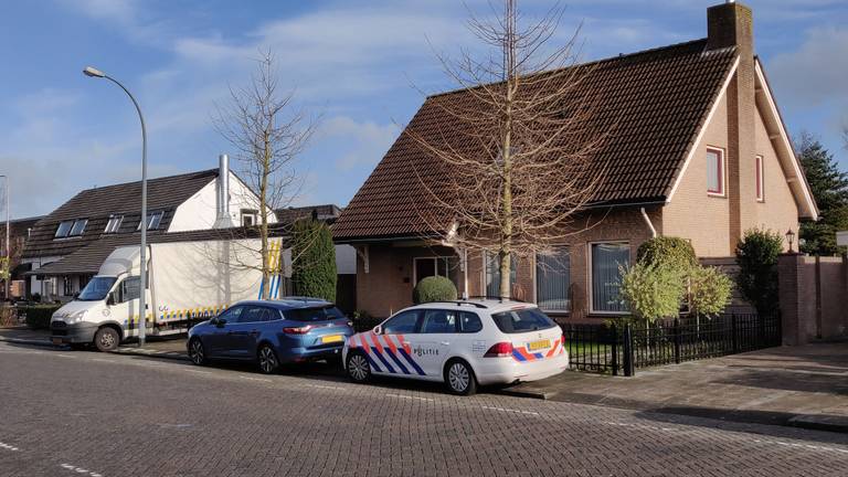 De politie nam 2,4 kilo gedroogde henneptoppen in beslag (foto: De Kort Media).