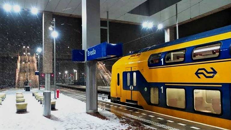 Een trein in de sneeuw (archieffoto: Henk Voermans).