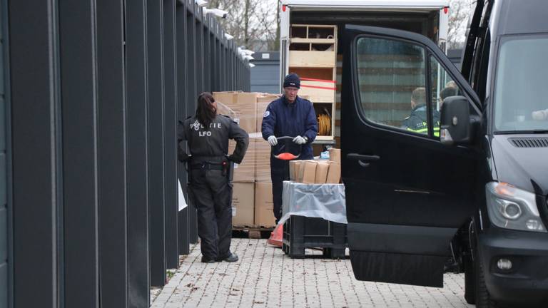 In de garagebox stonden vaten met drugschemicaliën (foto: Jurgen Versteeg/Meesters Multimedia).