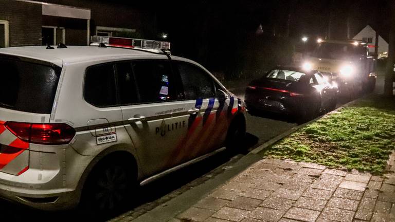 De zwarte auto, die door de politie werd achtervolgd (foto: 112Nieuwsonline).