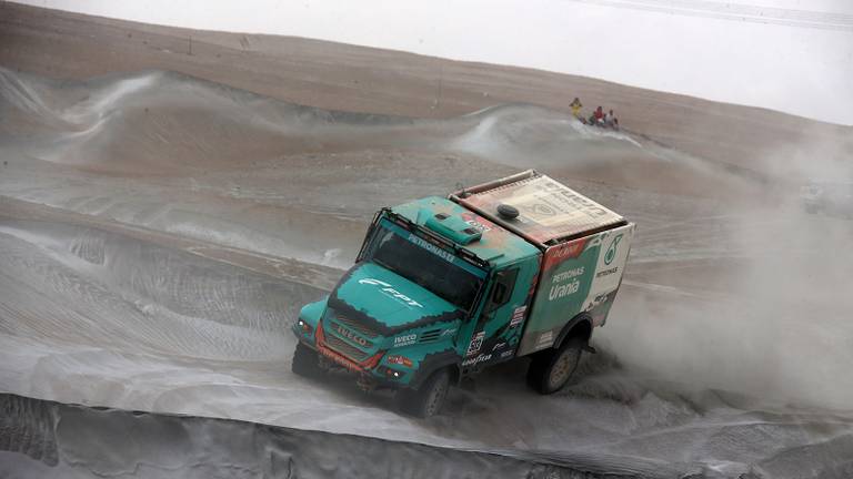 Gerard de Rooy onderweg in de vierde Dakar-etappe (foto: Willy Weyens).