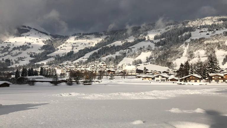 Beelden van de sneeuw in Tirol bij de familie van de Kasteele.