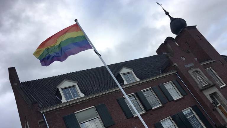 De regenboogvlag werd gehesen in gemeente Geertruidenberg (Foto: Kevin van Oort)