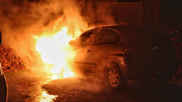Er werden ook auto's in brand gestoken. (Foto: Martien van Dam/SQ Vision)