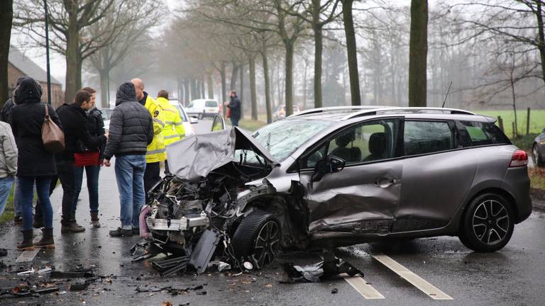 De twee andere auto's die bij het ongeval betrokken waren raakten minder zwaar beschadigd. (Foto: Berry van Gaal)