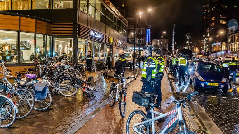 De politie sloot de McDonald's hermetisch af. (Foto: Jack Brekelmans)