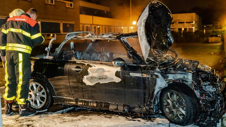 Brandweerlieden onderzoeken de auto. (Foto: Jack Brekelmans)