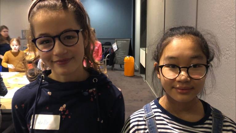 Isabel Mgo en Isabelle Houtdijk organiseerden de Meiden Boeken Nacht.