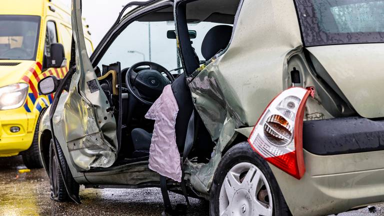 Zware schade en ravage op de Oosterhoutseweg bij Raamsdonksveer na flinke botsing (Foto: Marcel van Dorst)