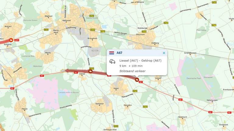 De A67 van Venlo naar Eindhoven is helemaal dicht bij Geldrop na een botsing met diverse auto's. (Beeld: Twitter @ANWB verkeer)