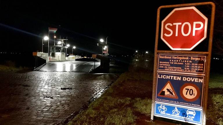 De auto raakte te water bij de veerpont tussen Vierlingsbeek en Bergen. (Foto: Hannelore Struijs/Omroep Brabant)