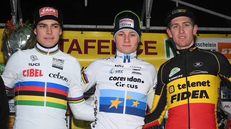 Mathieu van der Poel als winnaar tussen Wout van Aert en Toon Aerts (foto: VI Images).