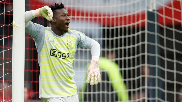 Ajax-doelman André Onana kijkt in de spiegel. (foto: VI Images)