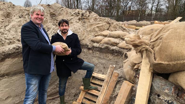 Initiatiefnemers Pieter Pronk (l) en Klaas van Eijkeren in de loopgraven in Den Bosch.