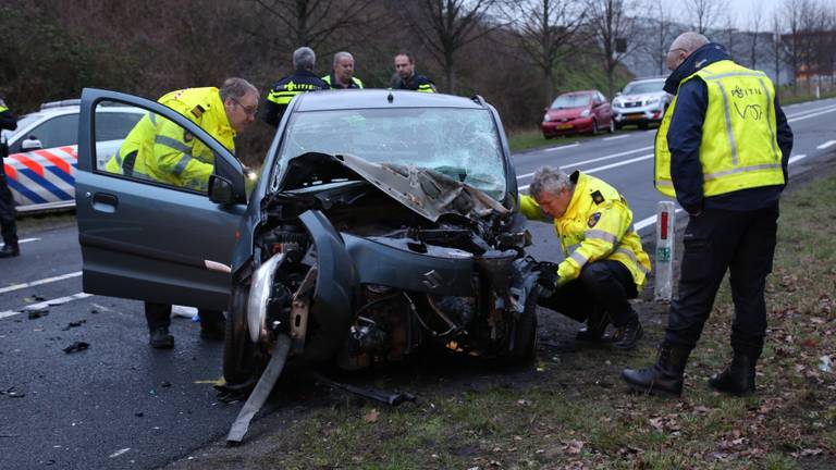 Bij het ongeluk raakten twee mensen gewond. (Foto: SQ Vision)