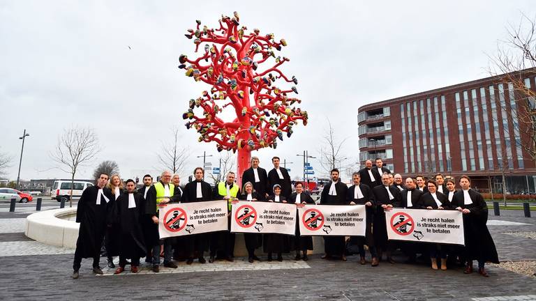 Stakende advocaten voor het gerechtsgebouw in Breda. (Foto: Erald van der Aa)