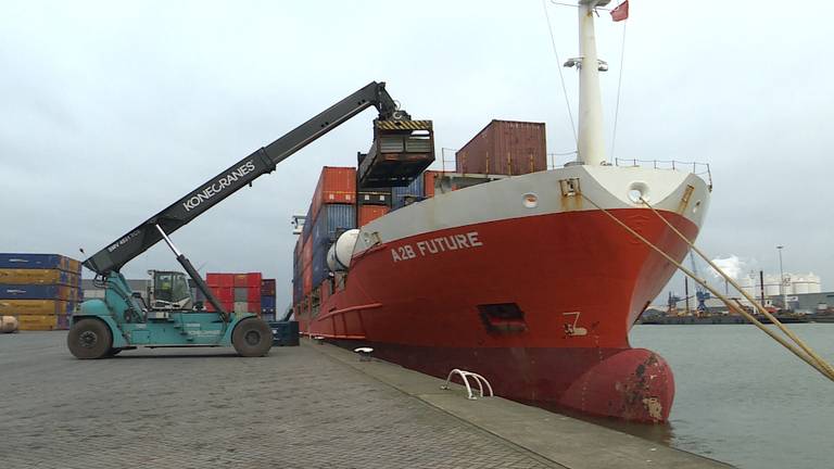 Een containerschip van A2B-Online in de zeehaven Moerdijk. (foto: Raoul Cartens)