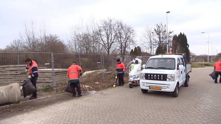 Omroep Brabant en Vebego waren druk bezig met het opruimen van het afval.