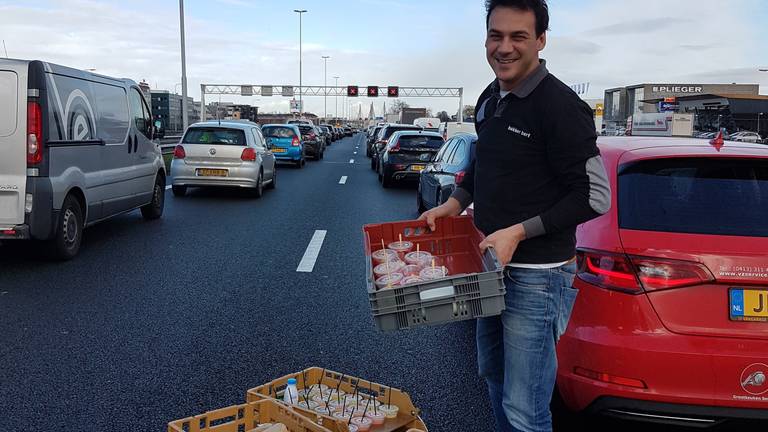 Joost van Hamont deelt zijn broodjes uit in de file.