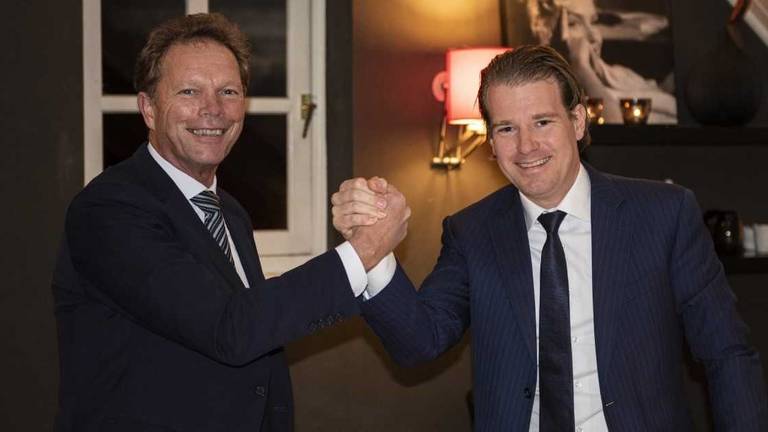 Directeur Inkoop Jos Smetsers van DAF Trucks (links) en president-directeur Willem van der Leegte van VDL Groep. (foto: VDL).