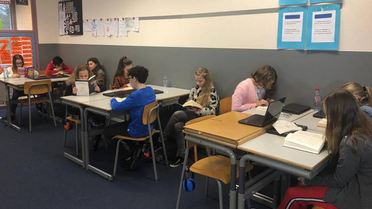 De leerlingen tijdens het lezen (foto: Michelle Peters)