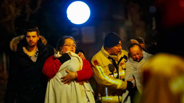 Brandweerlieden stelden de bewoners gerust. (Foto: Dave Hendriks/SQ Vision)