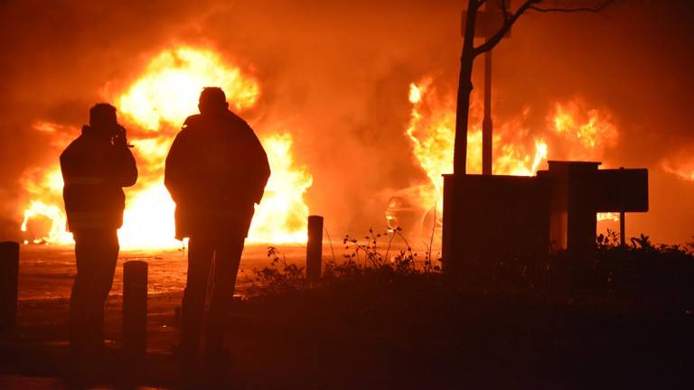 Een autobrand in de nieuwjaarsnacht (Foto: Joost Korporaal/FPMB).
