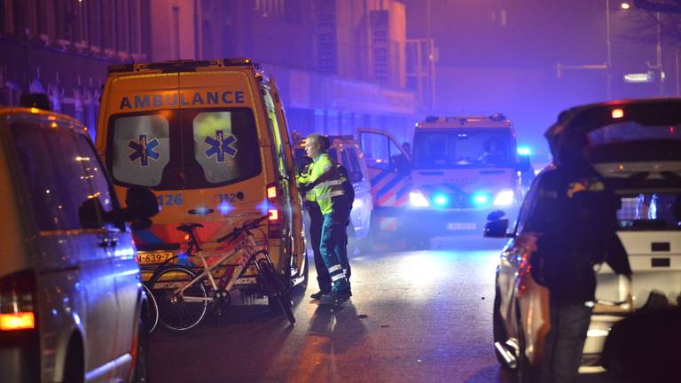 De politie doet onderzoek naar de steekpartij op de Tramsingel in Breda (Foto: Perry Roovers