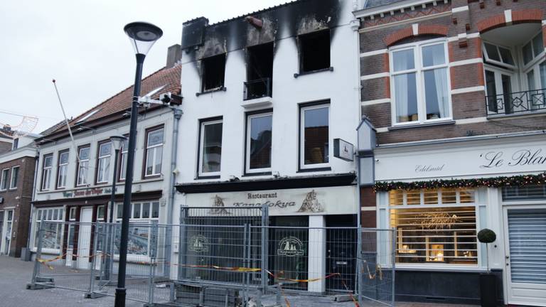 De schade aan het uitgebrande pand bij daglicht (foto: SK-Media).