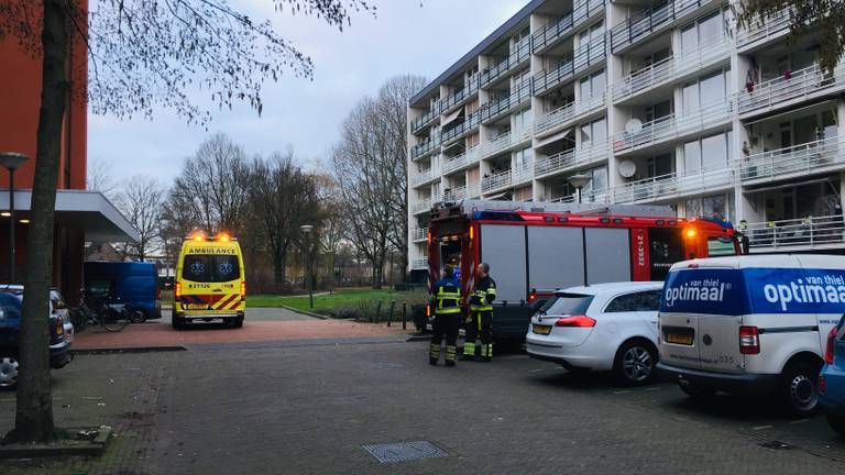 De ambulance en brandweer waren bij de flat voor controle (Foto: AS Media).