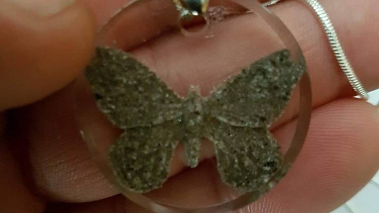 Richard uit Tilburg is de ketting met as van zijn moeder kwijt.