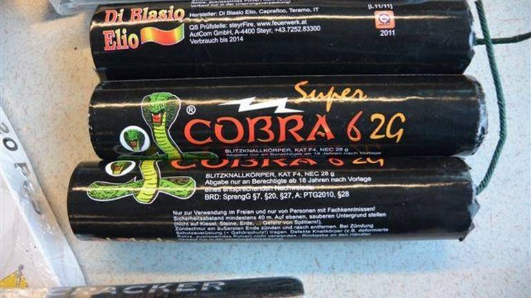 De man uit Hoogerheide bleek het illegale, levensgevaarlijke vuurwerk COBRA6 bij zich te hebben
