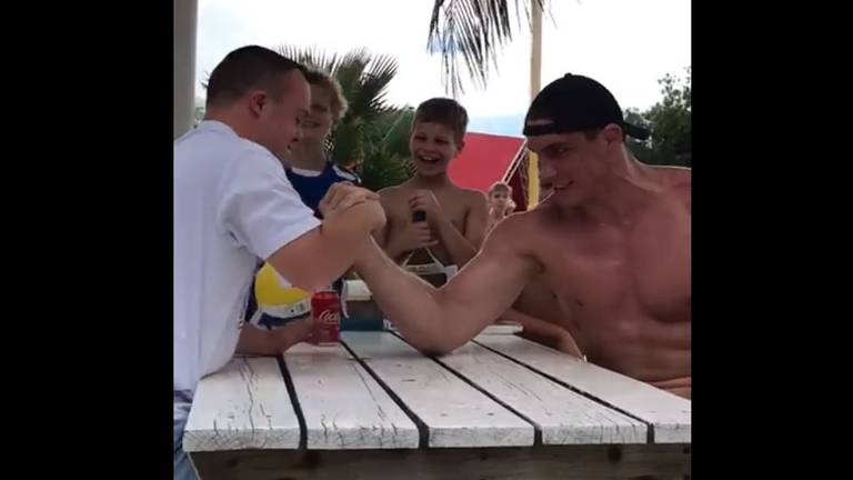 Daan (18) en Rico Verhoeven tijdens een potje armworstelen op Curaçao (beeld: Daan Verhoof)