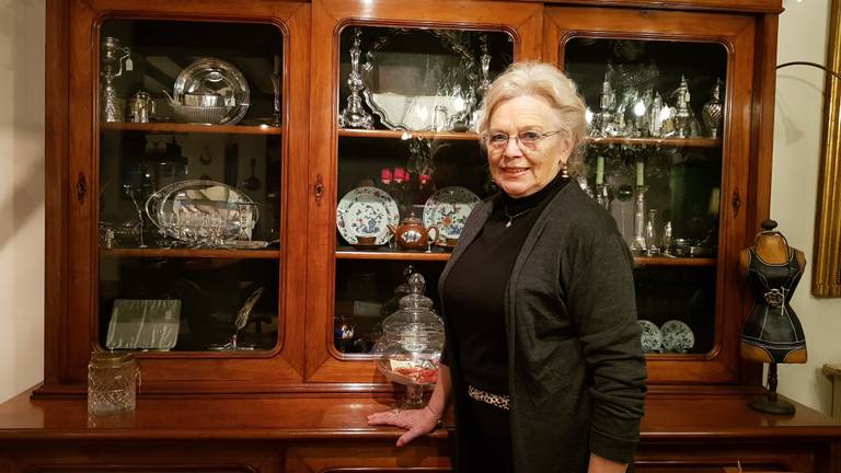 Willemien Schellekens gaat haar antiek winkel sluiten (foto: Merel de Leuw)